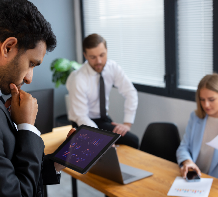 Hombre analizando elección para una empresa tecnológica